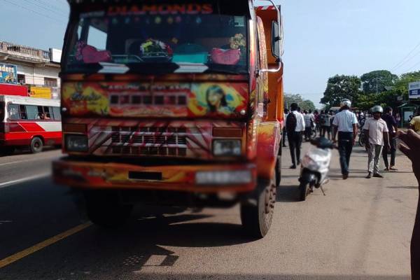 தமிழர் பகுதியில் கோர விபத்து : பெண் பலி! சாரதியை தாக்கிய மக்கள் | A Woman Died In Kilinochchi Acident