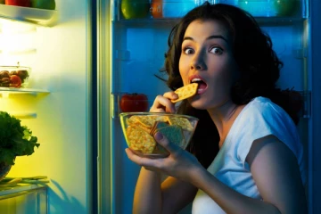 மறந்தும் கூட இந்த உணவுகளை இரவில் சாப்பிடாதீங்க! தூக்கத்தை பாதிக்குமாம்