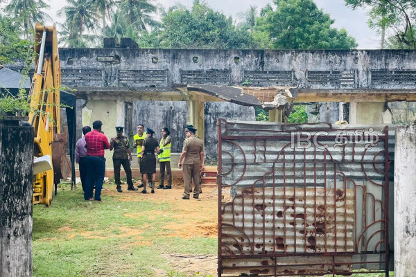 யாழில் விடுதலைப்புலிகளின் ஆயுதங்கள் - அதிரடிப்படையின் பலத்த பாதுகாப்புடன் மேற்கொள்ளப்பட்டுள்ள நடவடிக்கை! | Search Of Ltte Weapons Excavation Today In Jaffna
