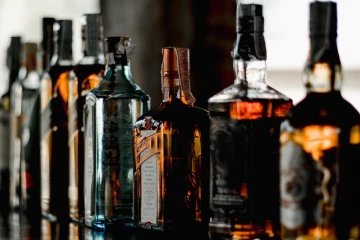 வரி செலுத்தாத மதுபான நிறுவனங்களுக்கு எதிராக வழக்கு