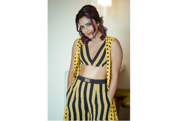 சாரி மேடம் நான் ரோடு-னு நெனச்சன்.. அப்படியொரு உடையில் நடிகை அமலா பால் | Amala Paul Latest Photo Comments Fans