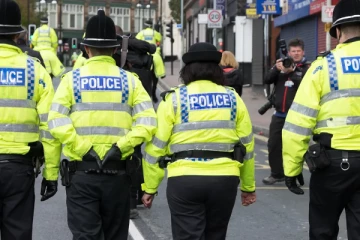 பிரித்தானியாவில் பெண்ணை சீண்டிய இரு பொலிஸ் அதிகாரிக்கு நேர்ந்த நிலை!