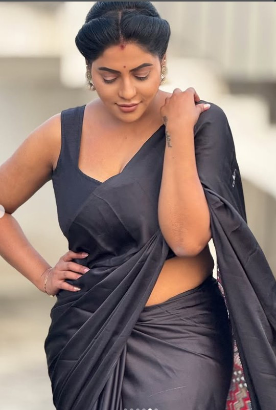 புடவையில் விதவிதமான போஸ் கொடுத்து மயக்கும் சீரியல் நடிகை ரேஷ்மா பசுபுலேட்டி போட்டோஸ் 4 Gallery