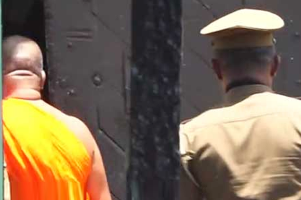 பணம் இல்லை! 100 ரூபாயேனும் தாருங்கள் - பொதுமக்கள் முன்னிலையில் ஞானசாரர் | Sri Lanka Monk Political Involvements People