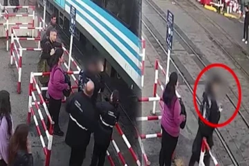 செல்போனால் நொடிபொழுதில் நடந்த சம்பவம்... அதிர்ஷ்டவசமாக உயிர் தப்பிய இளைஞன்!