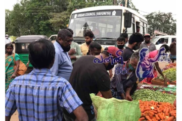 வவுனியாவில் வீதியோர வியாபார நடவடிக்கைகளுக்கு நகரசபையினரினால் தடை