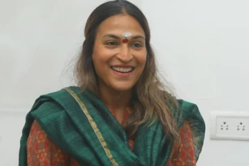 பூஜையில் ஐஸ்வர்யா ரஜினிகாந்த் உடன் இருக்கும் மகன்கள்.. குழுவினருக்கு வைத்த விருந்து