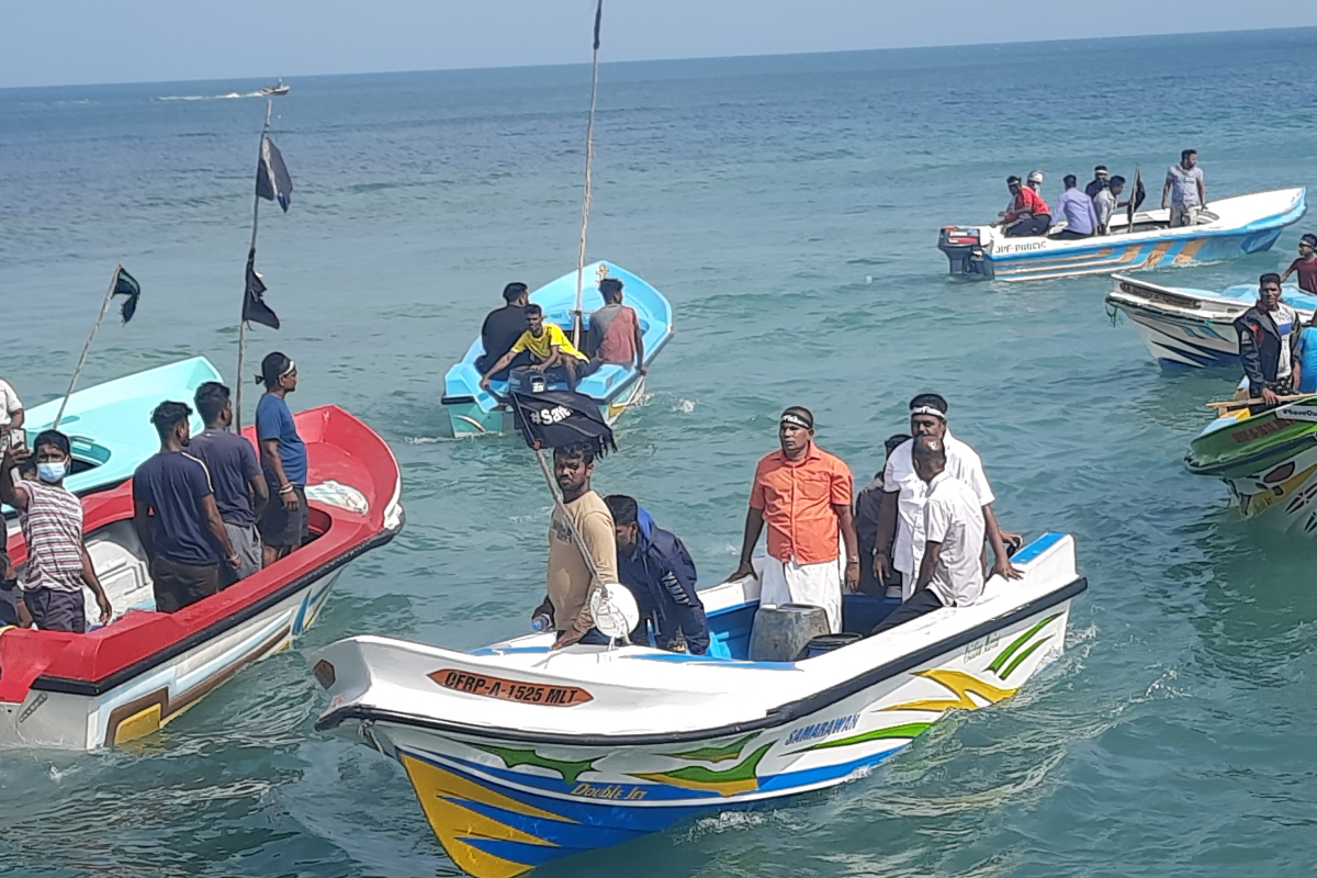 முல்லைத்தீவு கடலில் இருந்து தொழிலுக்கு சென்ற இரு கடற்தொழிலாளர்கள் மாயம் | Two Fishermen Mullaitivu Sea Have Gone Missing