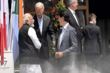 மோடியின் பின்னால் இருந்து தோளை தட்டி அழைத்த பைடன்! வைரல் காணொளி