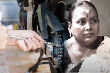 கணவனின் தொழிலை எடுத்து செய்யும் மெக்கானிக் ஜமுனா - 34 வருட காதல் கதை