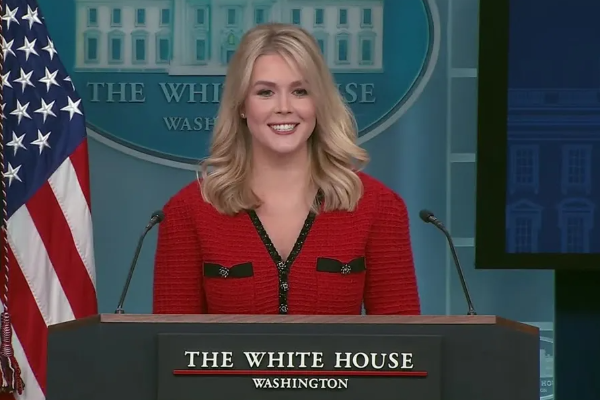 அமெரிக்க வெள்ளை மாளிகையின் செய்தித் தொடர்பாளரை வர்ணித்துப் பேசிய டிரம்ப் | Trump Described The White House Press Secretary அமெரிக்க வெள்ளை மாளிகையின் செய்தித் தொடர்பாளரை வர்ணித்துப் பேசிய டிரம்ப் | Trump Described The White House Press Secretary