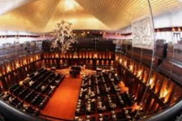 රාජපක්ෂවරුන් ඇමතිකම් භාර ගැනීමෙන් වළකින ලකුණු.. නව ඇමති මණ්ඩලයක් දිවුරුම් දීමේ සුදානමක් අත ලගයි..