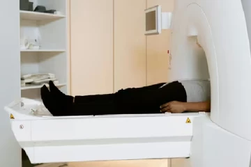 கழுத்தில் பெரிய செயின் அணிந்து ஸ்கேன் அறைக்குள் நுழைந்தவருக்கு நேர்ந்த பயங்கரம்