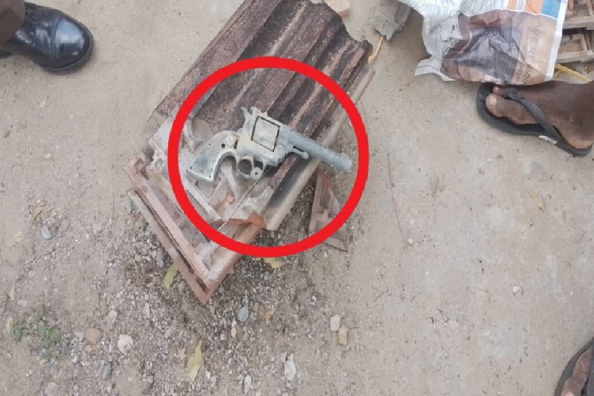 யாழ்ப்பாணத்தில் கைத்துப்பாக்கி மீட்பு ; பொலிஸார் தீவிர விசாரணை | Gun Recovery In Jaffna Intensive Multiple Angles