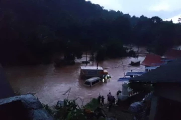 வெள்ளத்தில் மூழ்கியுள்ள மக்கள் : அடித்துச் செல்லப்பட்ட வாகனங்கள் : தென்பகுதியில் பேரவலம்