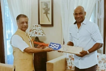 இந்தியாவை நாடுங்கள்! இலங்கை பிரச்சினைக்குத் தீர்வு கூறும் சனத்(Photo)