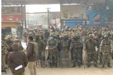 டெல்லி எல்லை பதற்றம்: காசிப்பூர், சிங்கு, ஆச்சந்தி, மங்கேஷ், சபோலி, பியாவ், மன்யாரி எல்லைகள் மூடல் - ஏராளமான போலீசார் குவிப்பு