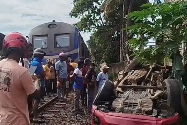 அதிகாலை இடம்பெற்ற கோர விபத்து! தொடருந்தில் மோதி இருவர் பலி: மற்றொருவர் ஆபத்தான நிலையில...! | Kep Vehicle Collided With Train Three Injured