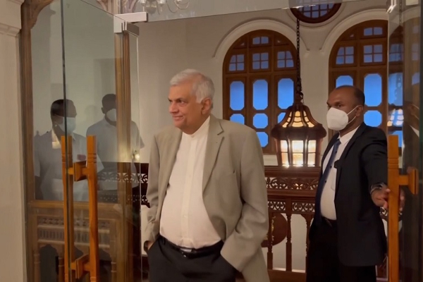 வாக்குகளைப்பெறுவதற்காக பெரமுனவுக்கு கோடிகளை அள்ளி வீசிய ரணில் - பகிரங்கப்படுத்தப்பட்ட தகவல்! - ஐபிசி தமிழ்