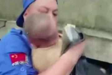 குழந்தையை காப்பாற்றி தன்னுடைய உயிரைவிட்ட தாய்!  கமெராவில் சிக்கிய கண்கலங்க வைக்கும் வீடியோ காட்சி