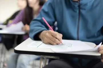 பிரான்சில் மாணவர்களின் பரீட்சை விடைத்தாள்களை தீயிட்டுக் கொளுத்திய ஆசிரியர்: சிறை செல்லும் அபாயம்