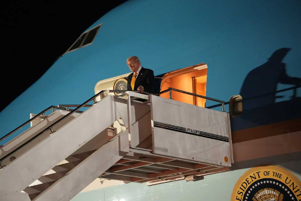 ஈரான் தாக்குதல் அச்சம் : விமானத்தை மாற்றிய ட்ரம்ப் | Trump Changes Plane Due To Iran Attack Fears
