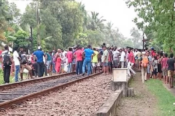 இளம் யுவதியை மோதித் தள்ளியது ரயில் -சம்பவ இடத்தில் அவர் பலி