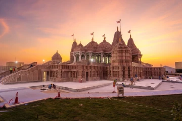 உலக மக்களை திரும்பிப் பார்க்க வைக்கும் பிரமாண்ட இந்துக் கோவில்!