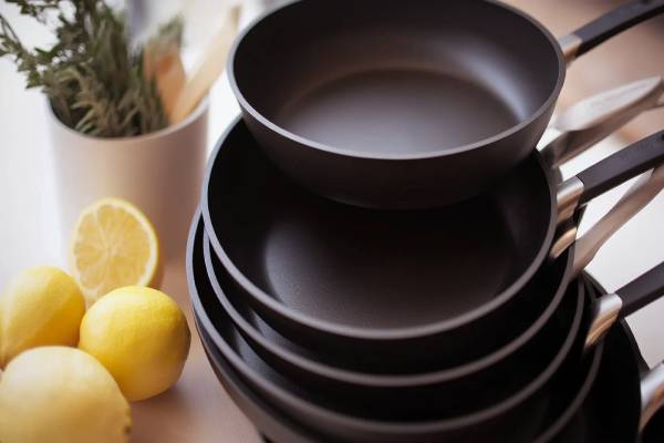 Non-Stick Pan கைப்பிடியில் துளை ஏன் இருக்கிறது? தெரிந்தால் நீங்க ஜீனியஸ் | Why Is There A Hole In The Handle Of Non Stick Pan