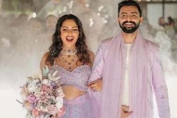 வயிற்றில் குழந்தையை வைத்துக்கொண்டு இந்த ஆசனம் தேவையா? கழுவி ஊற்றும் நெட்டிசன்கள்