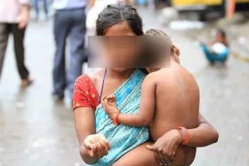 கொழும்பில் யாசகம் பெற்ற பெண்ணிடமிருந்து குழந்தையை கடத்திச்சென்ற பெண்