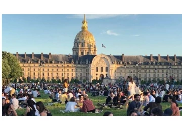 பிரான்சில் திடீரென ஒன்று கூடிய பொதுமக்கள்! கொரோனா விதிகளை மதிக்காமல் கூடிய கூட்டம்