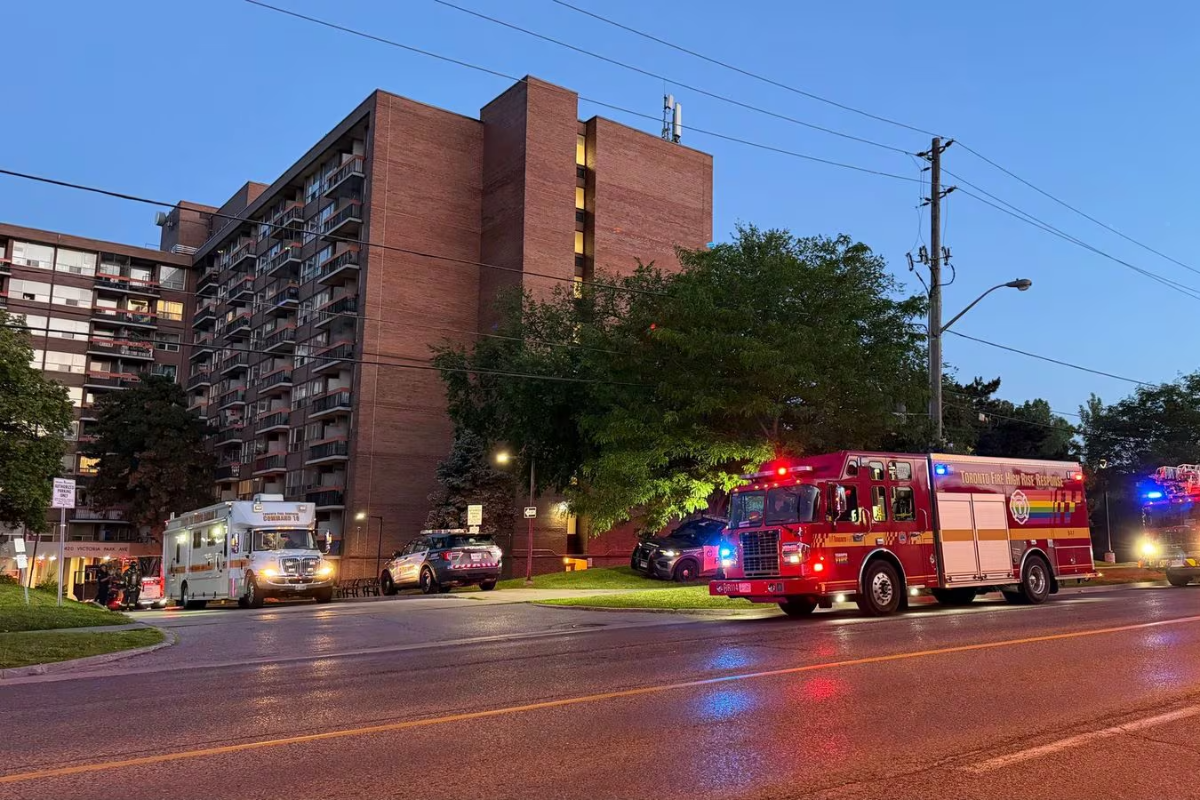 கனடாவில் அடுக்குமாடி குடியிருப்புத் தீ விபத்து: ஒருவர் பலி | One Dead After Apartment Fire Near Victoria Park