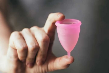 பெண்களே இனி நாப்கின்ஸ் வேண்டாம்; மென்சுரல் கப் போதும்... இப்படி பயன்படுத்துங்க