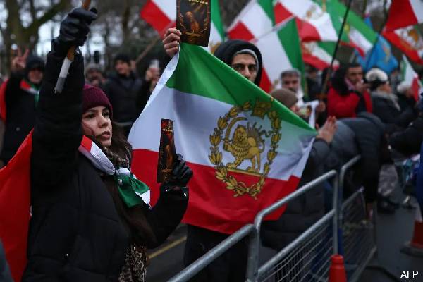 நாட்டை விட்டு உடனடியாக வெளியேறுக... ஈரானில் உள்ள அமெரிக்கர்களுக்கு ட்ரம்ப் நிர்வாகம் வலியுறுத்தல் | Leave Now Us Tells Citizens In Iran