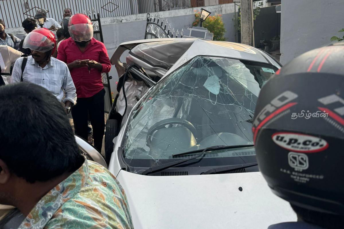 யாழில் காரும் ஜே.சி.பியும் மோதி கோர விபத்து! ஒருவர் படுகாயம் | Car And Jcb Collide In Jaffna One Injured