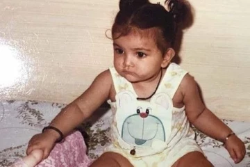 இந்த போட்டோவில் இருக்கும் குழந்தை யார் தெரியுமா? தென்னிந்தியாவில் முன்னணி ஹீரோயின் தான்