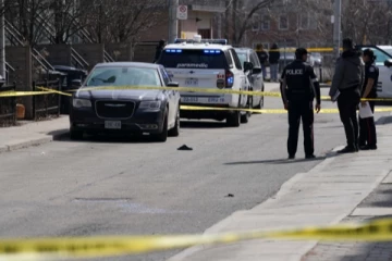 ரொறன்ரோவில் உறவினர்கள் மீது நடத்தப்பட்ட துப்பாக்கிச் சூட்டில் 2 பேர் பலி