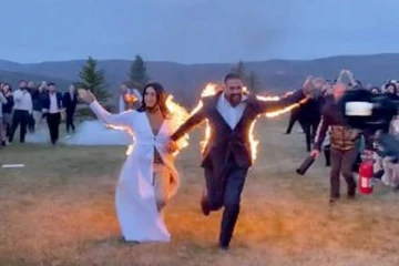 திருமண வரவேற்பில் உடலில் தீ வைத்துக்கொண்டு ஓடிய மணமக்கள் - பார்வையாளர்களை அலறவிட்ட காட்சி!