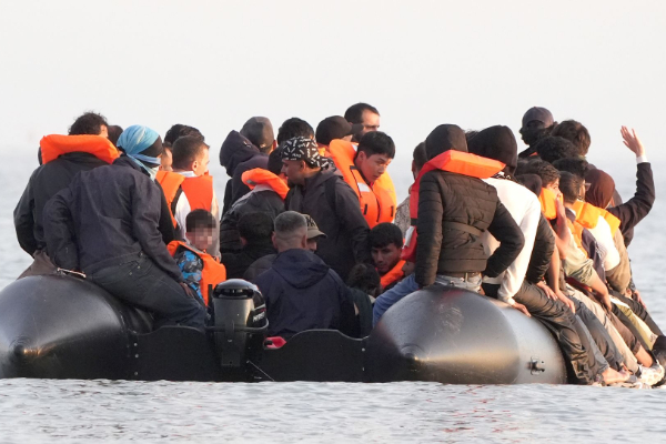 One in, one out திட்டம்: பிரான்சுக்கு நாடுகடத்தப்பட்ட இரண்டாவது நபரும் பிரித்தானியாவுக்குள் நுழைந்தார் | One In One Out 2Nd Man Returns To Uk From France