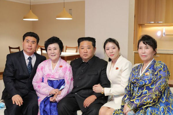 கிம் ஜாங் உன்னின் கையை தைரியமாக பிடித்து செல்லும் இவர் யார் தெரியுமா? - சூப்பரான சம்பவம் | Kim Jong Un Gives A Luxury Home