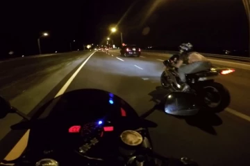 நள்ளிரவில் பெண்களுடன் மோட்டார் சைக்கிள் சாகசம் ; பொலிஸாரின் பிடியில் இளைஞர்கள்