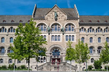 இளம்பெண்ணை அடிமையாக்கி கணவர் உட்பட பலருக்கு விருந்தாக்கிய ஜேர்மன் பெண்