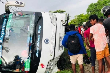 தமிழர்பகுதியிலிருந்து கொழும்பு சென்ற பேருந்து கவிழ்ந்தது : 30 பயணிகள் அருந்தப்பு