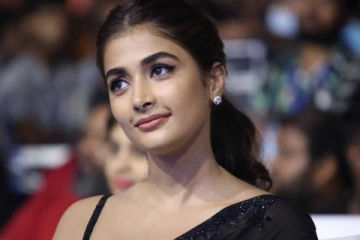 கிழிந்த ஆடையில் ஆண் நண்பருடன் நெருக்கமாக இருக்கும் பூஜா ஹெக்டே.. புலம்பும் ரசிகர்கள்