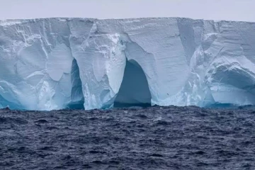 உருகும் ஏ23ஏ பனிப்பாறையில் உருவாகும் அழகிய வடிவங்கள்! கண்ணை கவரும் காட்சி