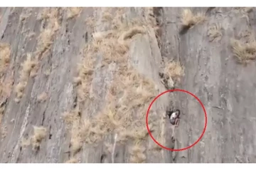 மலையேறும்போது தவறி விழுந்த இளைஞர் - மலையிடுக்கில் சிக்கி கடந்த 41 மணி நேரத்துக்கும் மேலாக தவிப்பு - பரபரப்பு சம்பவம்