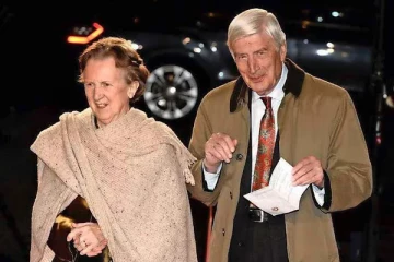 மனைவியின் கைகளைக் கோர்த்தபடி., நெதர்லாந்து முன்னாள் பிரதமர்-மனைவி இரட்டைக் கருணைக்கொலை