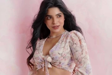 உட்கார்ந்தபடி இப்படியொரு போஸ்!! உச்சக்கட்ட கவர்ச்சியில் நடிகை திவ்யபாரதி..