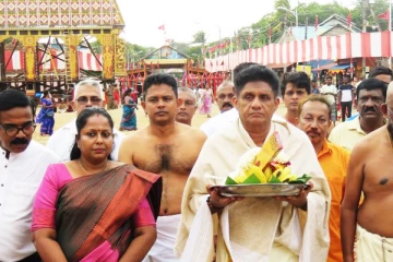 நல்லூர் கந்தனை தரிசித்த சஜித்